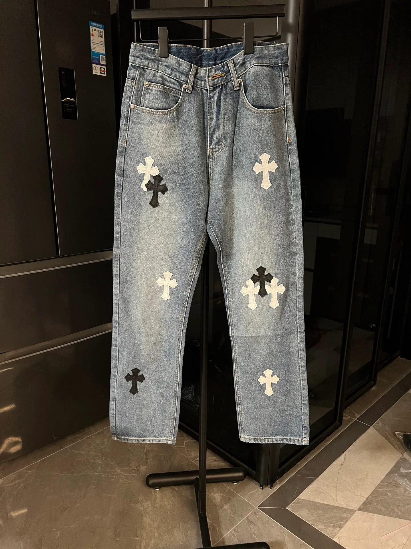 P260 [Next day] Chrome Hearts/Chrome Hearts CH Hong Kong City Limited Series Sanskrit Cross Patch Leather Jeans (Blue) Blue and Black Color - Hong Kong Limited Fashion players, Chrome Hearts Hong Kong City Limited Jeans are now available!  The unique color scheme is like the intertwining of vitality and romance of Hong Kong. The three-dimensional letters between the hips seem to tell the story of the city. The customized hardware, the three-dimensional and thick cross stamens, and the hand-cut leather washers make the details full of luxury.  Handcrafted and made of environmentally friendly materials, comfort and quality coexist. Owning it is not only an outfit, but also a status symbol. Globally limited edition, don’t miss it.  Size: 28 30 32 34 (corresponding to s-xl) Detailed size can be found in Figure 9